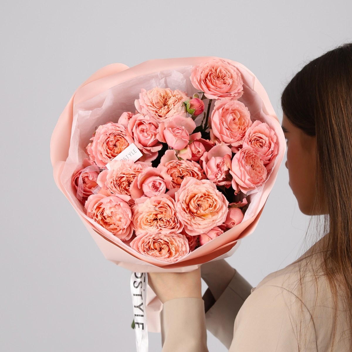 Пионовидная нежная роза